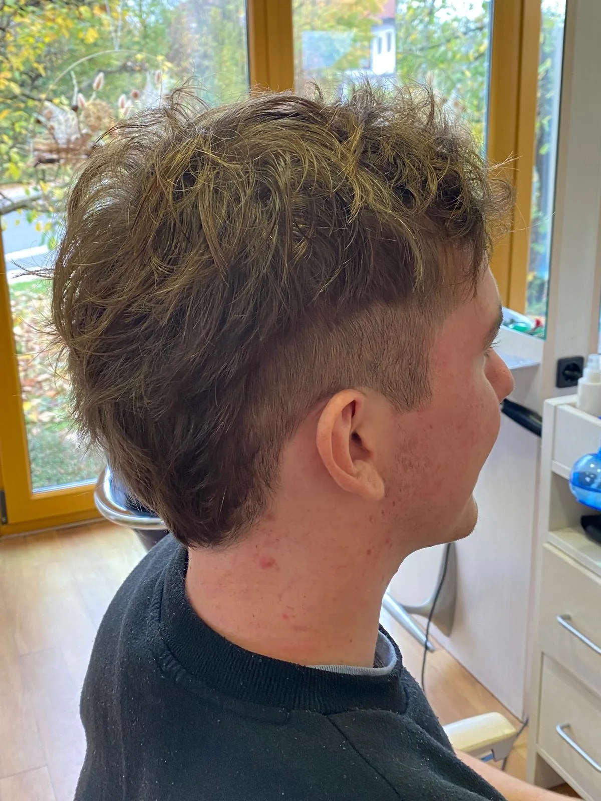 Kurzer Haarschnitt mit gekürzten Seiten und strukturiertem Deckhaar von hinten