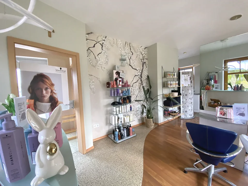 Blick vom Eingangsbereich in den Salon
